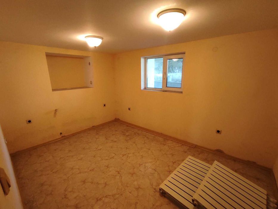 3-етажна къща с басейн и голям двор в квартал Каменица