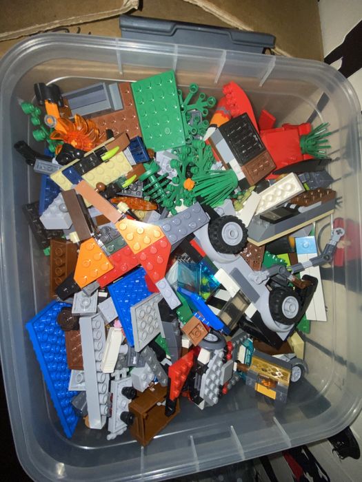 Продам лего 2 коробки