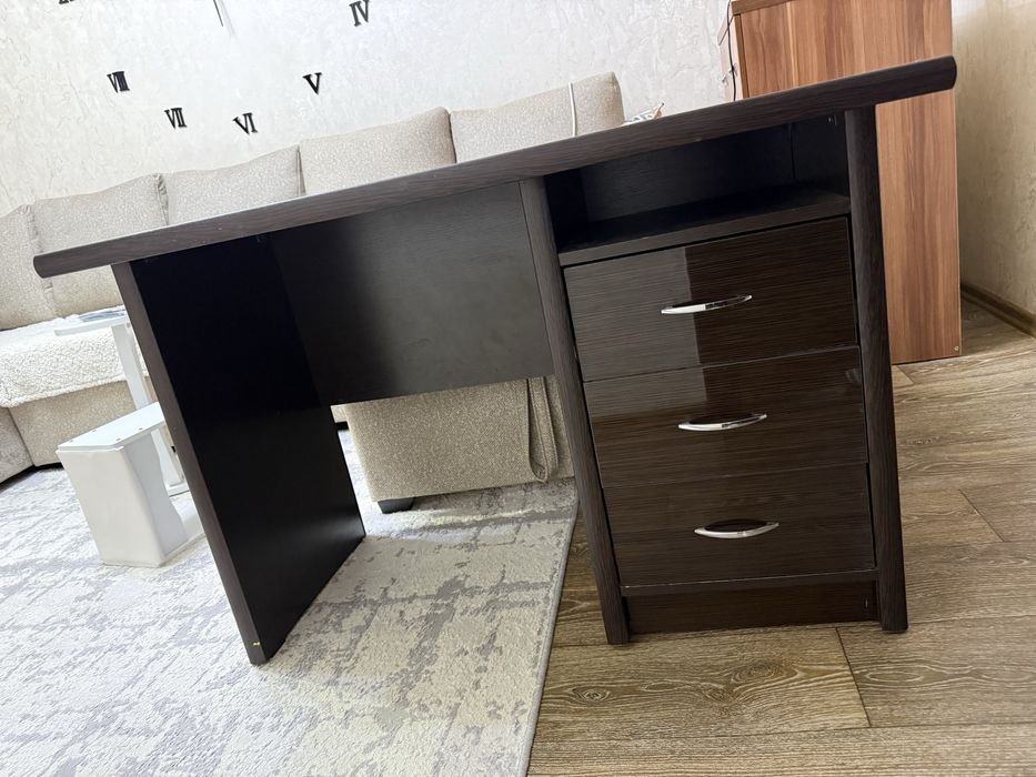 Письменый стол с тумбой