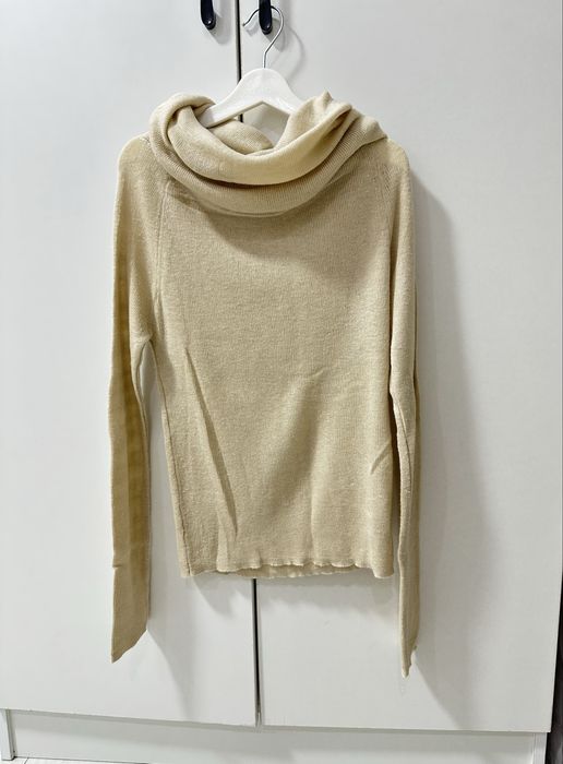 Кофта с открытыми плечами