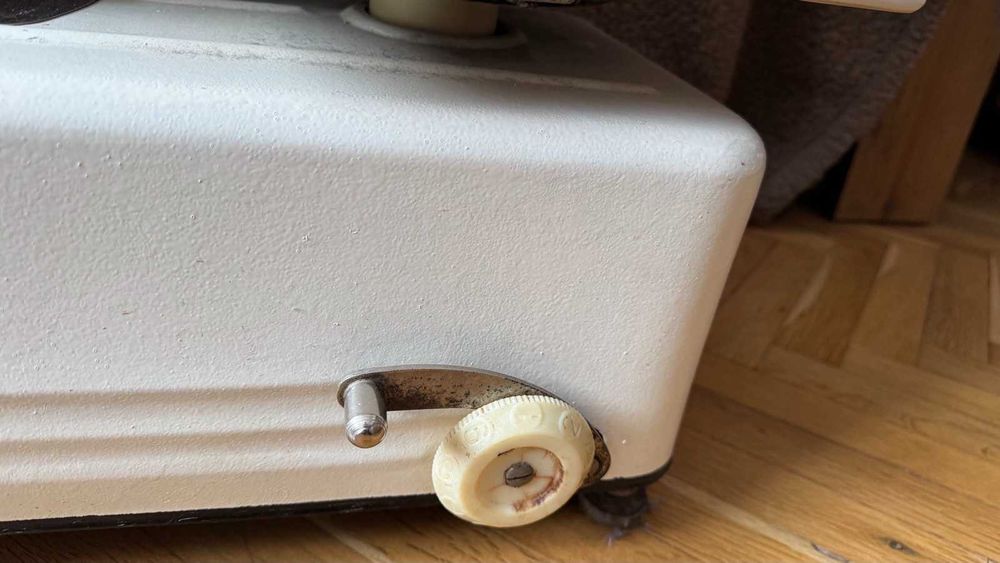 Търговска везна от времето на соца. Запазена и работеща.