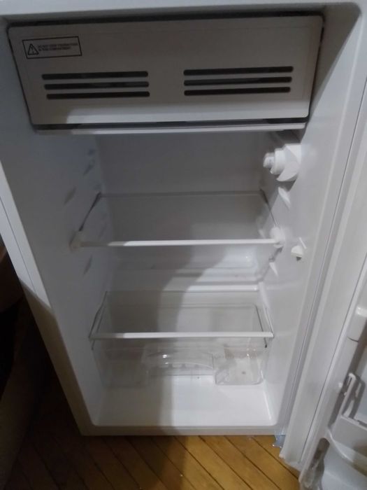 Продавам хладилник 90л Беко