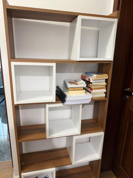 Vând biblioteca alb cu maro