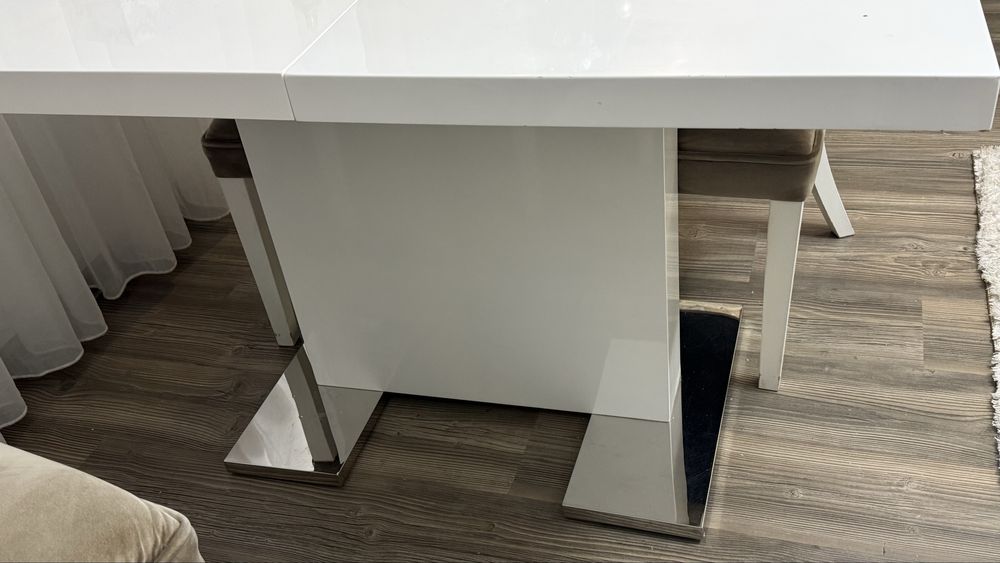 Разтегателна трапезна маса с 4 стола честър