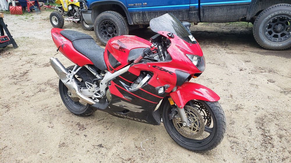 Honda CBR F4 на ЧАСТИ