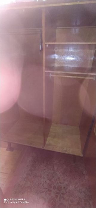 Kiyimlar uchun shkaf