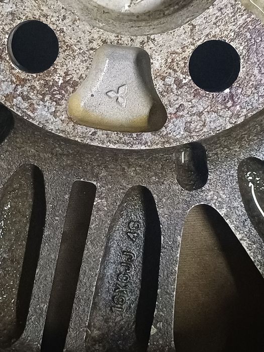 Продам оригинальные диски R16 на MITSUBISHI