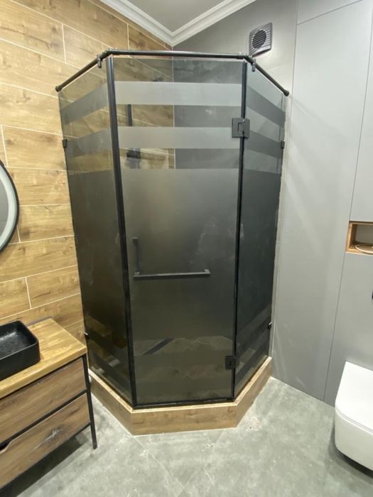 Стеклянные душевые кабины