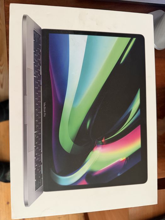 Продаю MacBook Pro 13" 2020 года на процессоре Apple M1.