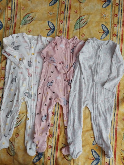 Продавам  бодита с  дълъг ръкав 9-12 месеца, ромпъри 6-9месеца