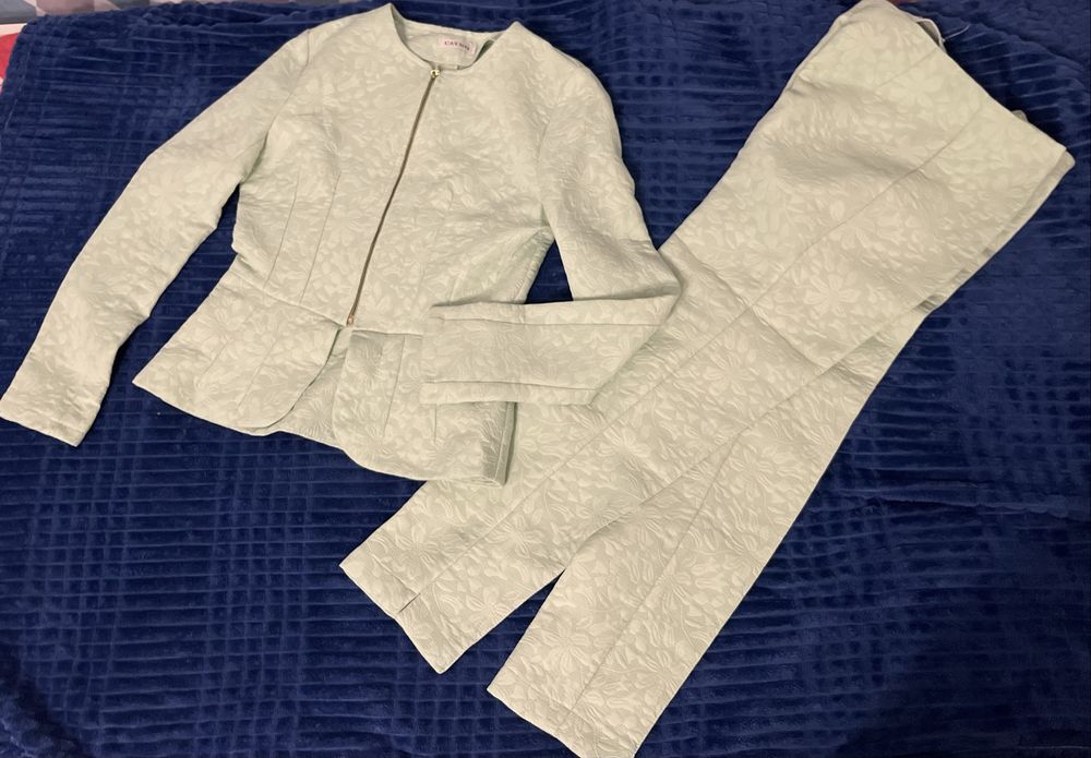 Платья и костюм продам