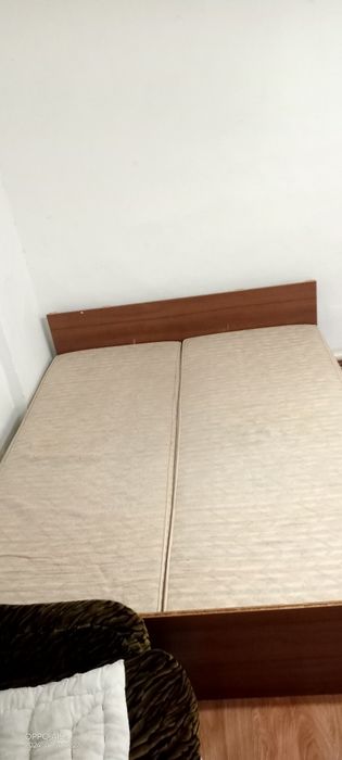 Кровать прочный матрас