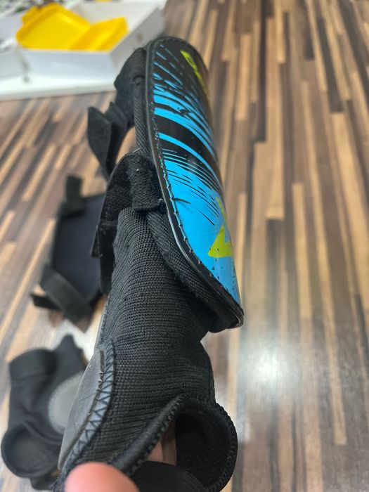 Щитки футбольные