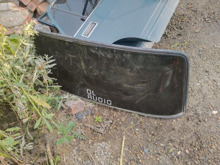 Продам заднее стекло