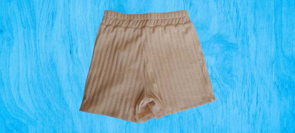 Pantaloni scurti bej tricot cu talie inalta si snur in talie S