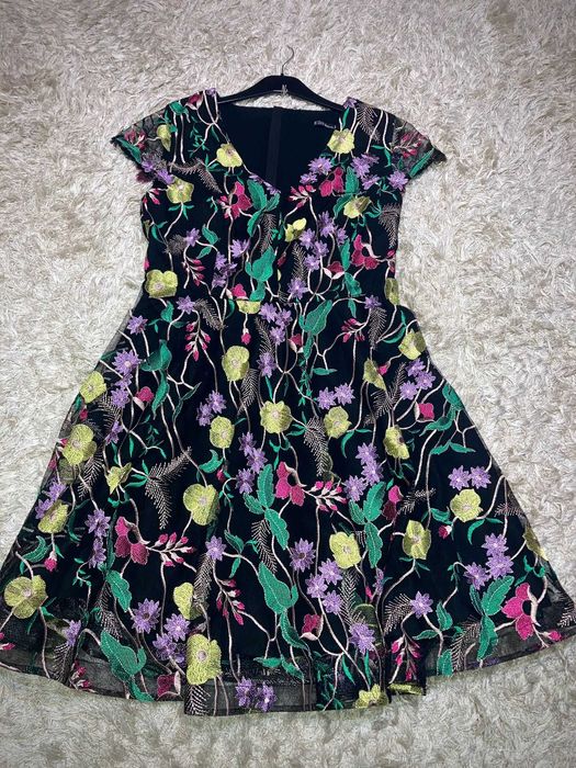 Vând rochie elegantă cu floricele colorate