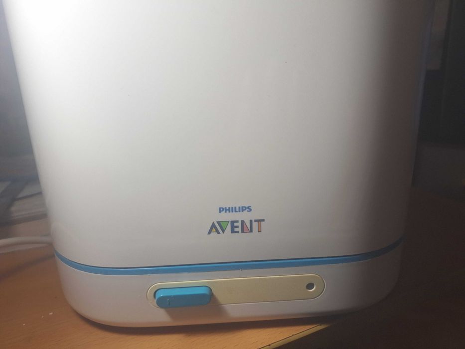 Уред Philips Avent за стерилизиране на бебешки шишета и биберони
