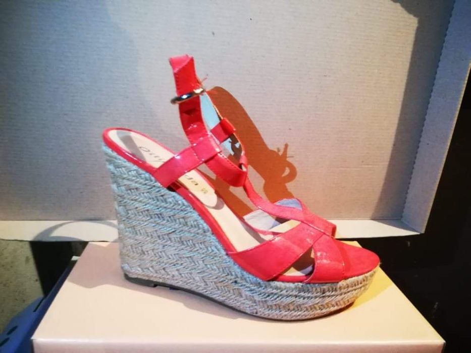 Сандали на платформа