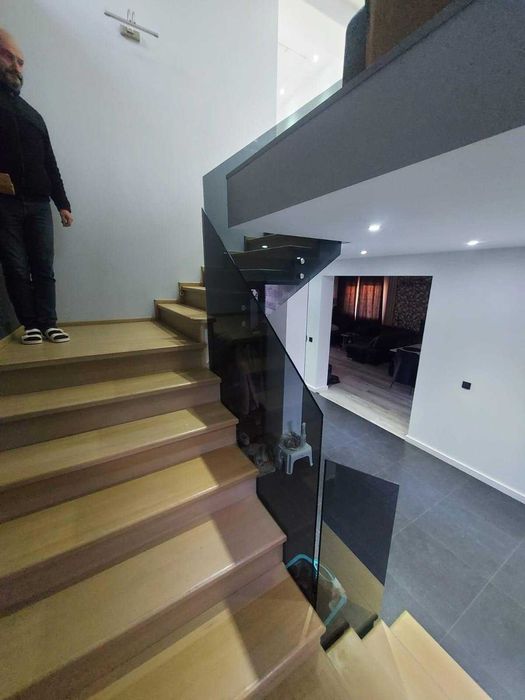 balustrada din sticla securizata prinsa in conectori
