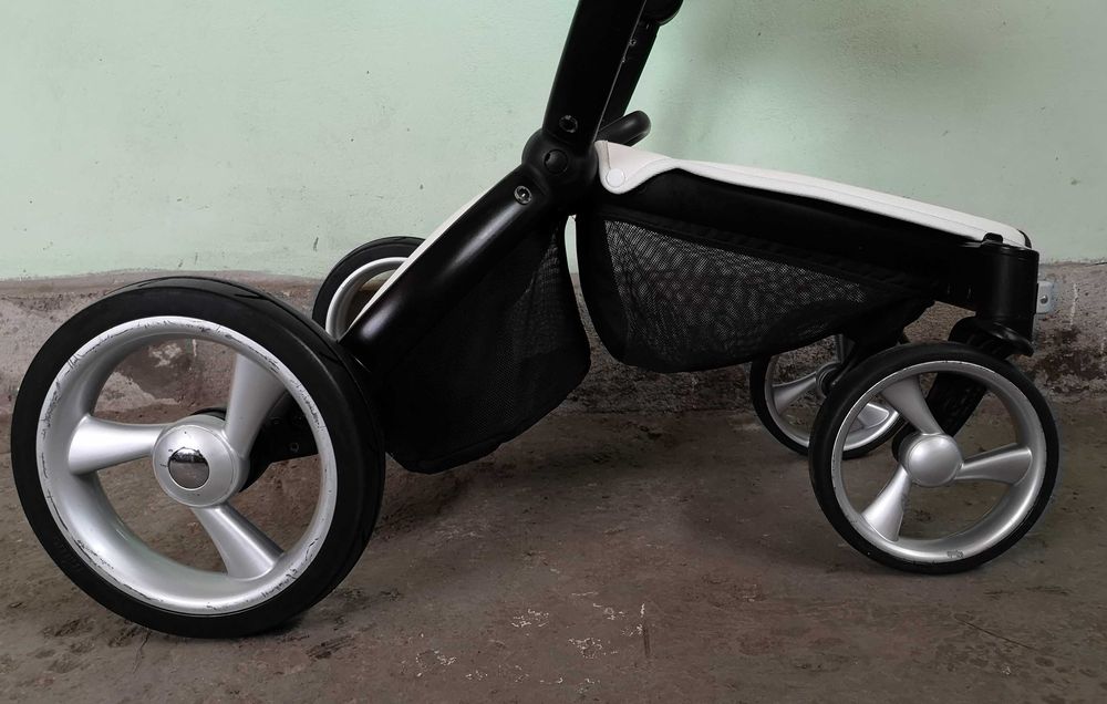 Carucior 2 in 1 Mima Xari Snow White, alb cu cadru negru si saltea roz