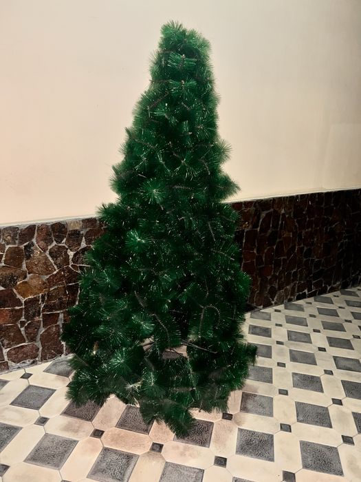 Продаю ёлку высота 1,90см, состояние отличное. ЕСТЬ ДОСТАВКА