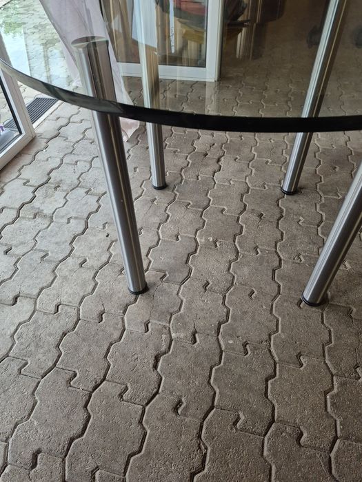 Vând masă sticlă cu 4 scaune.