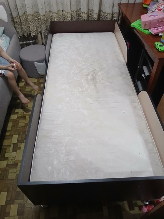 Продам кровать вместе с мотрасом