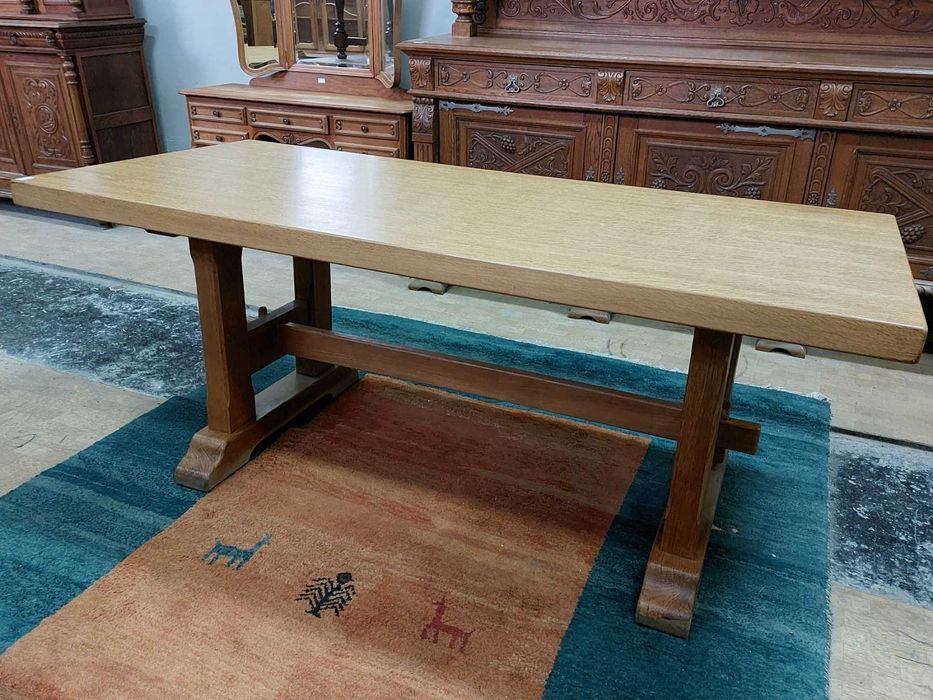 Изключително стабилна трапезна маса от масивен дъб