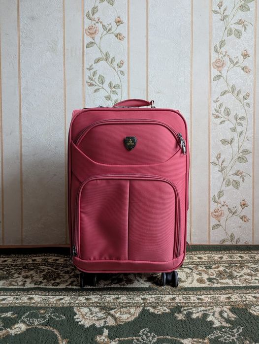 Чемодан розовый ручная кладь