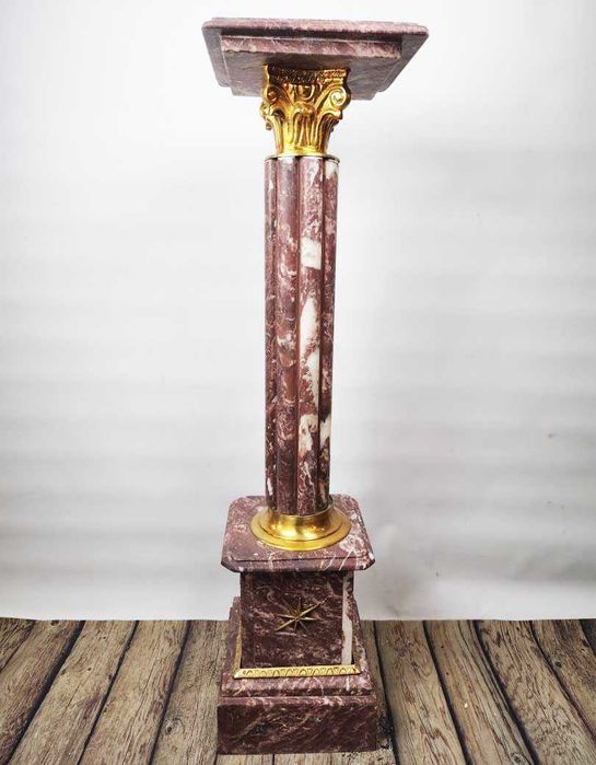 Мраморна колона - постамент /пепел от рози/