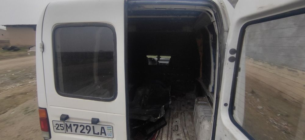 Ford (_kuryer_). Moshina sotildi.