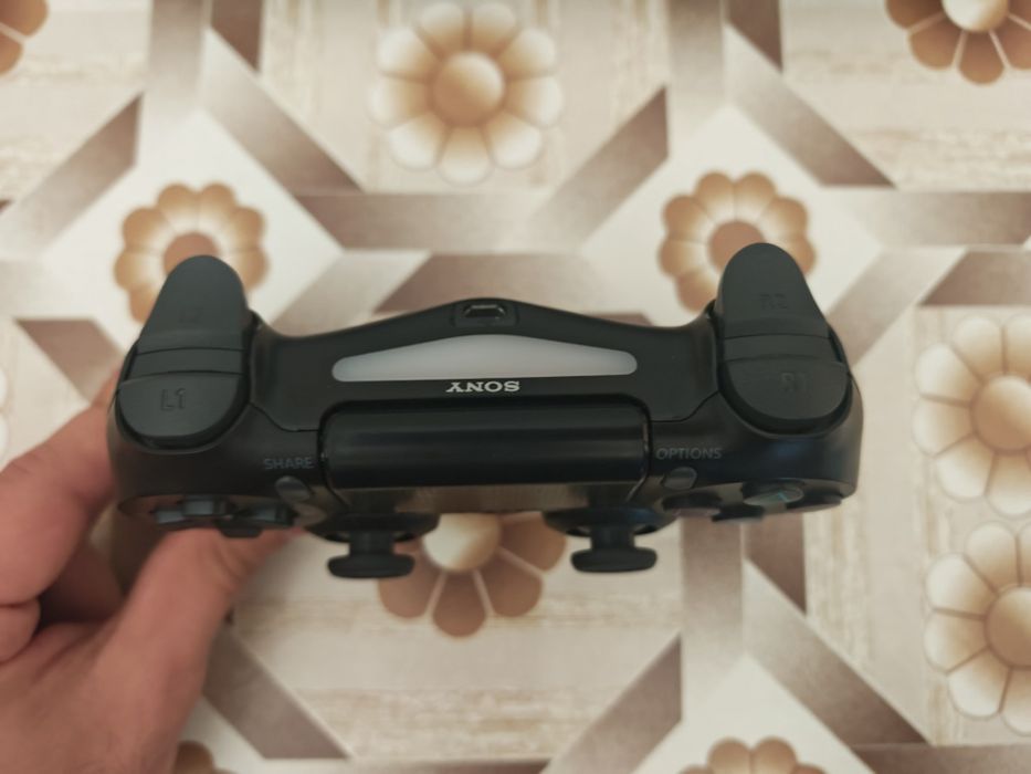 PS4 1TB със 3 игри и един джойстик