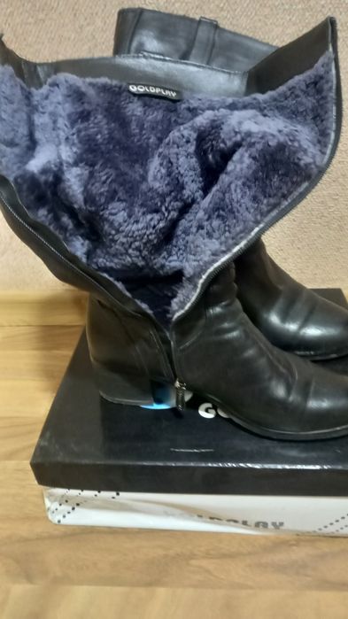 Продаются женские сапоги