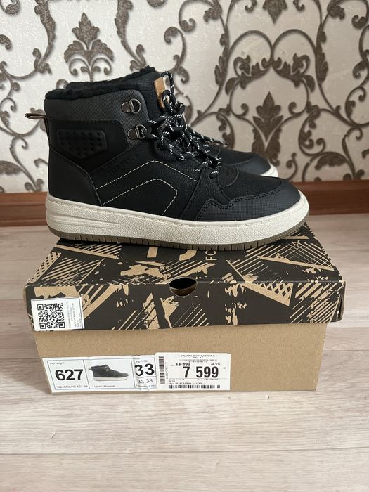 Продам ботинки( новые)