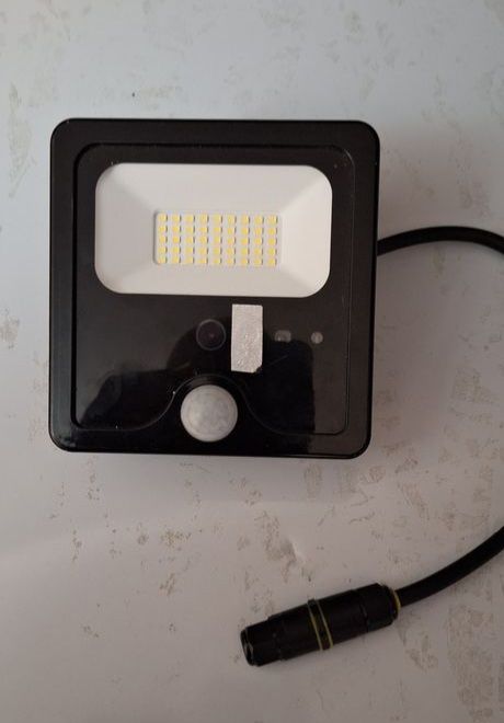 Lampa led cu senzor de miscare