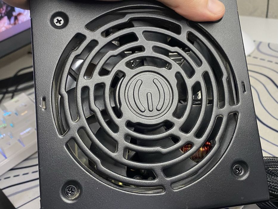 блок питания EVGA 700BR — 700W (80+ Bronze).