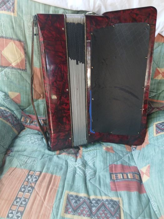 Am un acordeon de vanzare hohner 120 de basii mai multe detalii tel