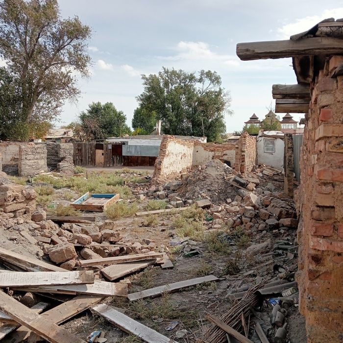 Строительные материалы для поднятия земли.