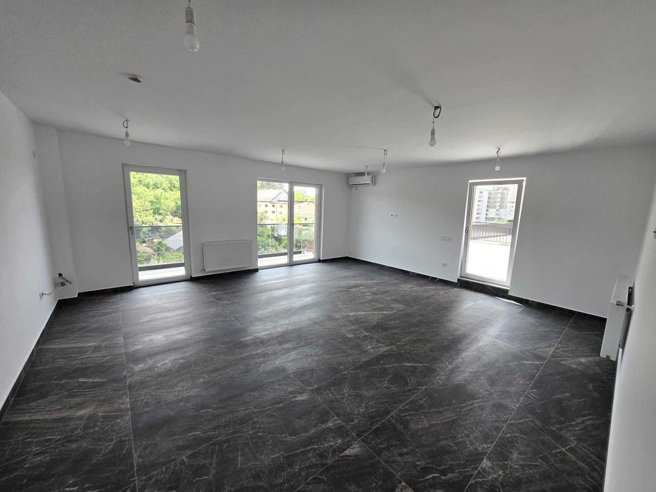 APARTAMENT 4 CAMERE DE INCHIRIAT se propune un apartament 100 mp arie utila, 4 camere 2 bai si terasa de 70 mp, in complexu Poitiers Towers.