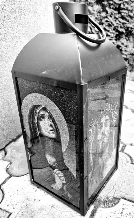 Felinar , masa și scaune din granit negru , cruce , gard funerar