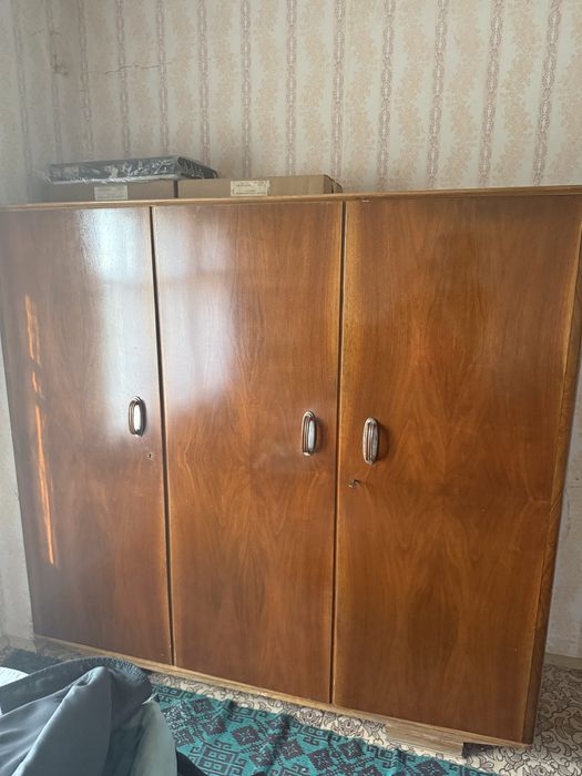 РАЗПРОДАЖБА! Спешно Гардероби, здрави мебели от къща в Чешнегирово
