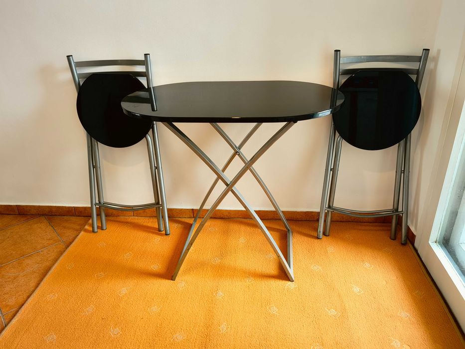 Дизайнерска холна маса - стъкло;  Маса черен лак с два сгъваеми стола