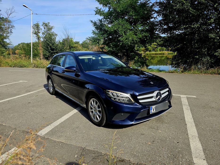 Mercedes C180 parcheaza singura camera navi mare piele km reali