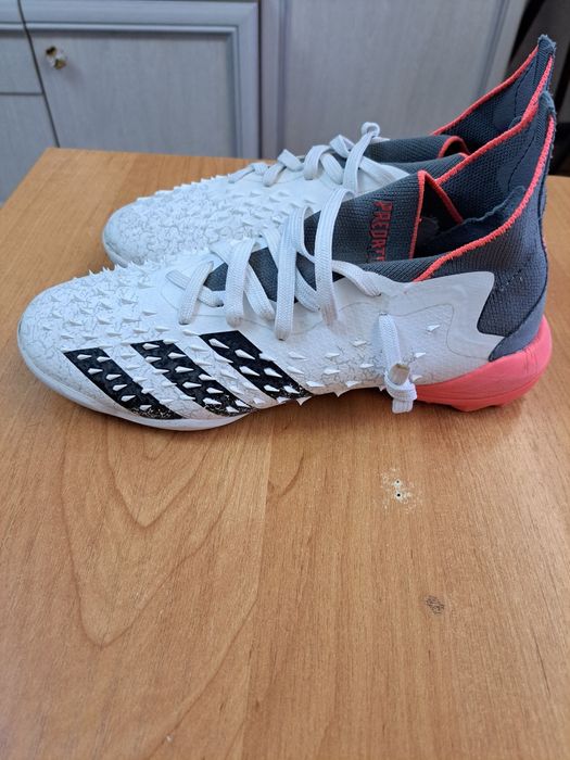 Футзальные кроссовки Adidas.