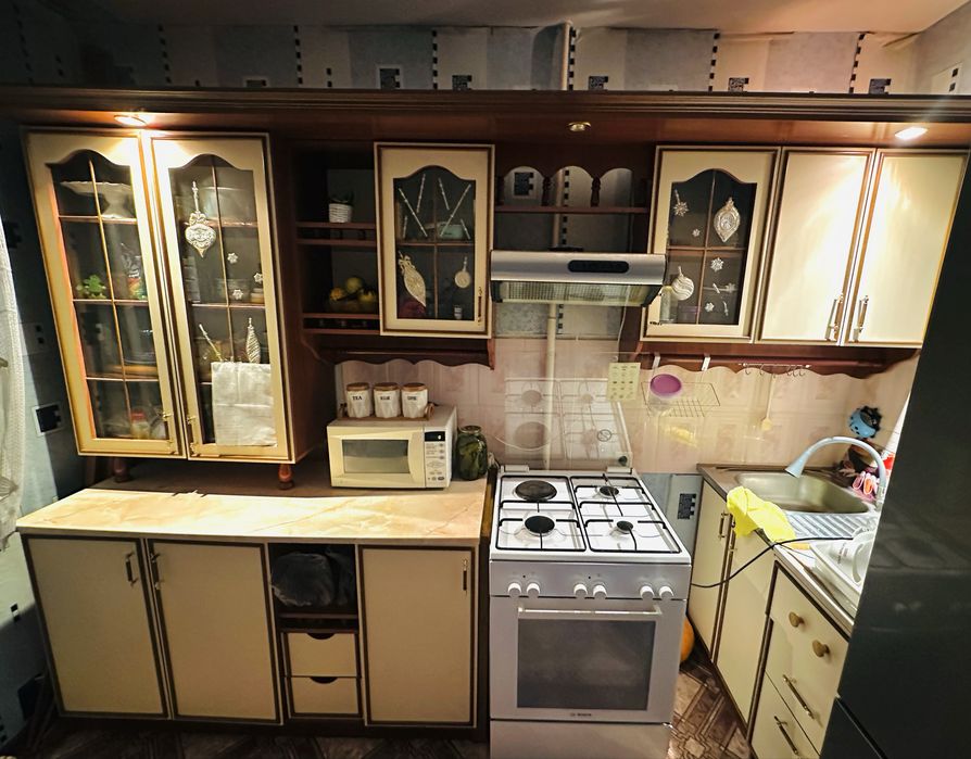 Продам кухонный гарнитур со спотами