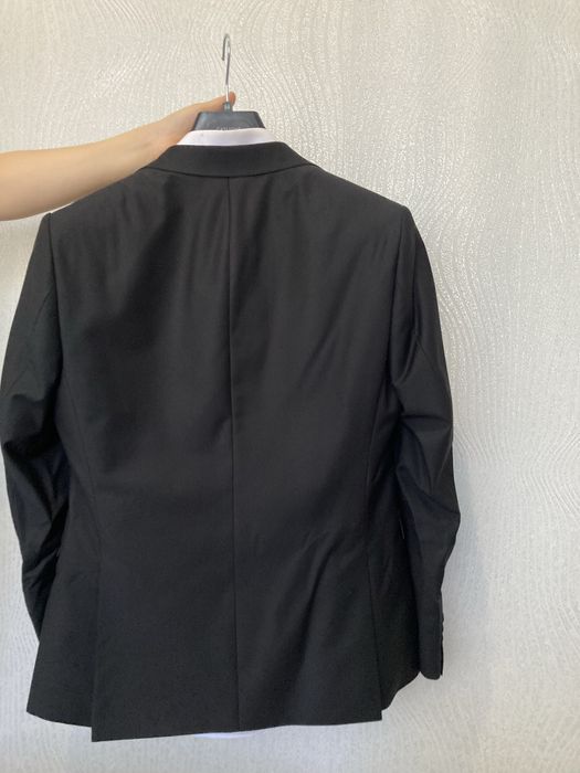 Черный кастюм тройка + белый рубашка