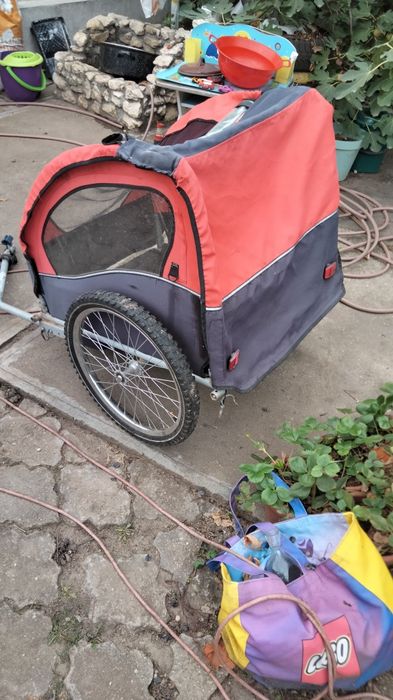 Vinde cărucior pt copii atașat la bicicleta