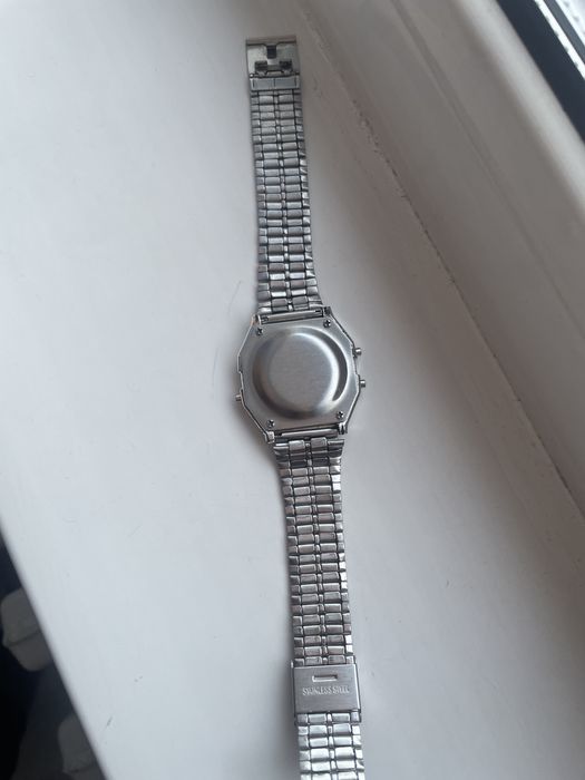 Продам кварцевые часы