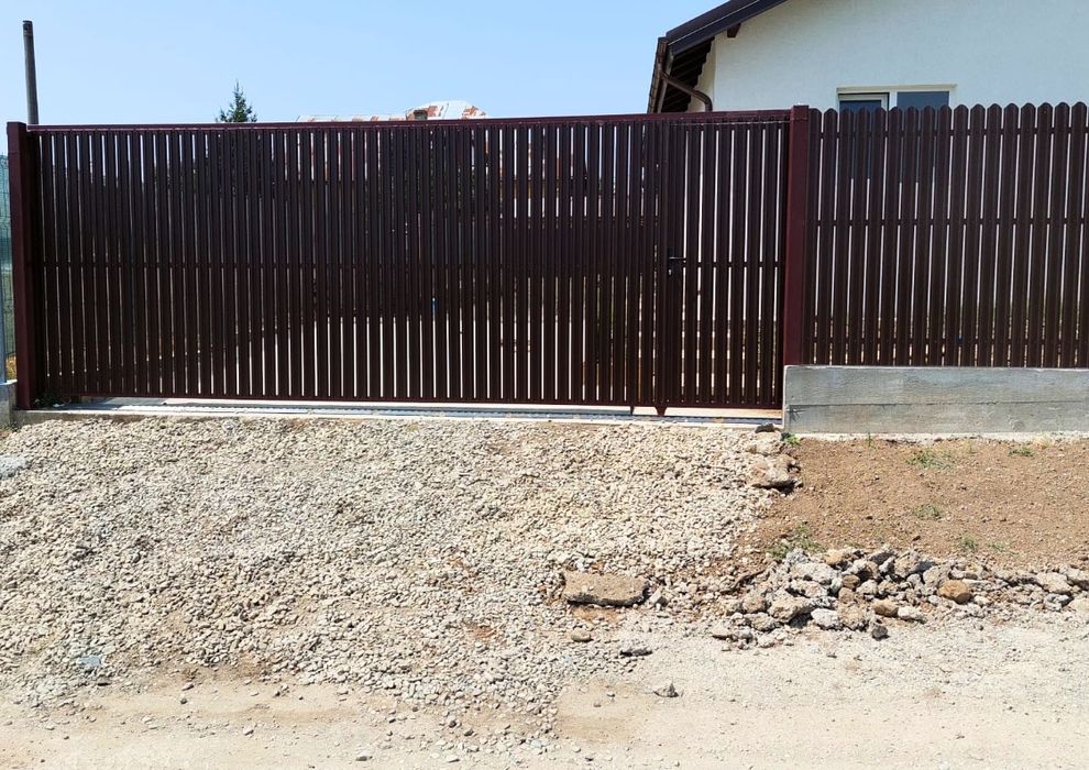 Construim garduri din șipcă metalică la oferta