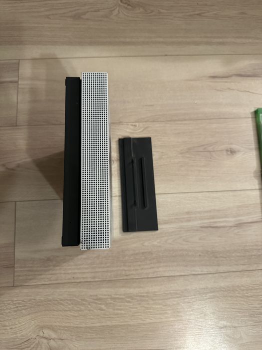 Xbox One X Editie Limitata Gears 5 1tb+2 manete+3 jocuri